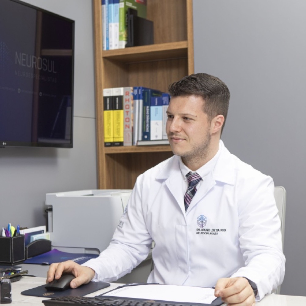 Dr. Bruno Loz, neurocirurgião, em seu consultório na Clínica Neurosul, Criciúma